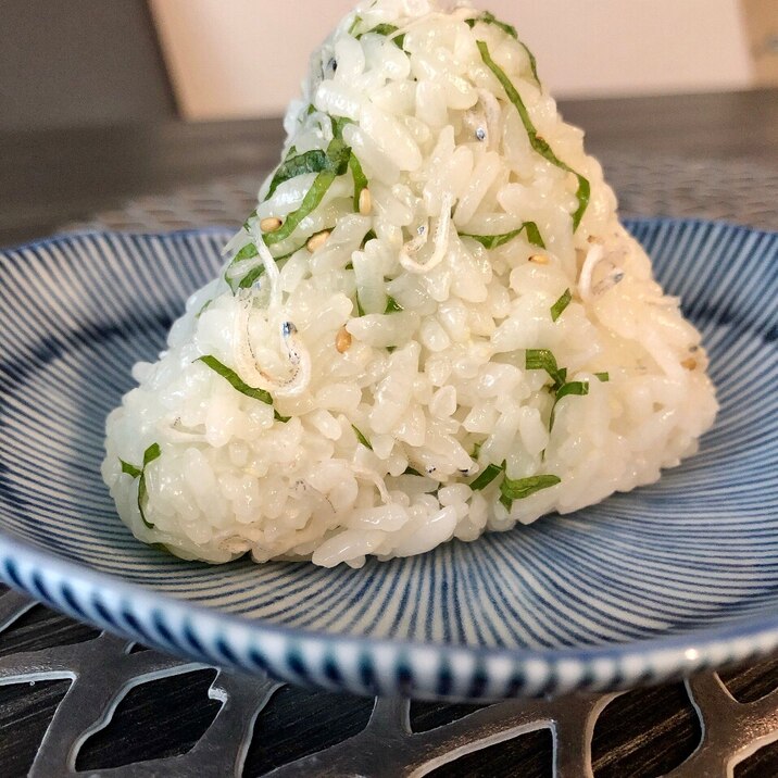 【ひと手間おむすび】ごま油香る大葉じゃこ